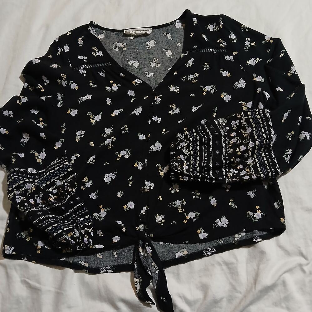 Hippie Rose Women's L Long-Sleeved Black.White Floral Tie Waist Rayon Easy Care